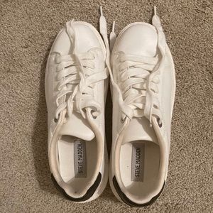 STEVE MADDEN LEATHER SHOES. SIZE 8 1/2 but runs small. More like an 8.